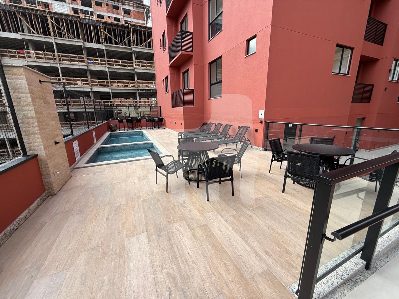 Apartamento novo mobiliado (frente rua e andar alto) 1 suíte + 02 dormitórios