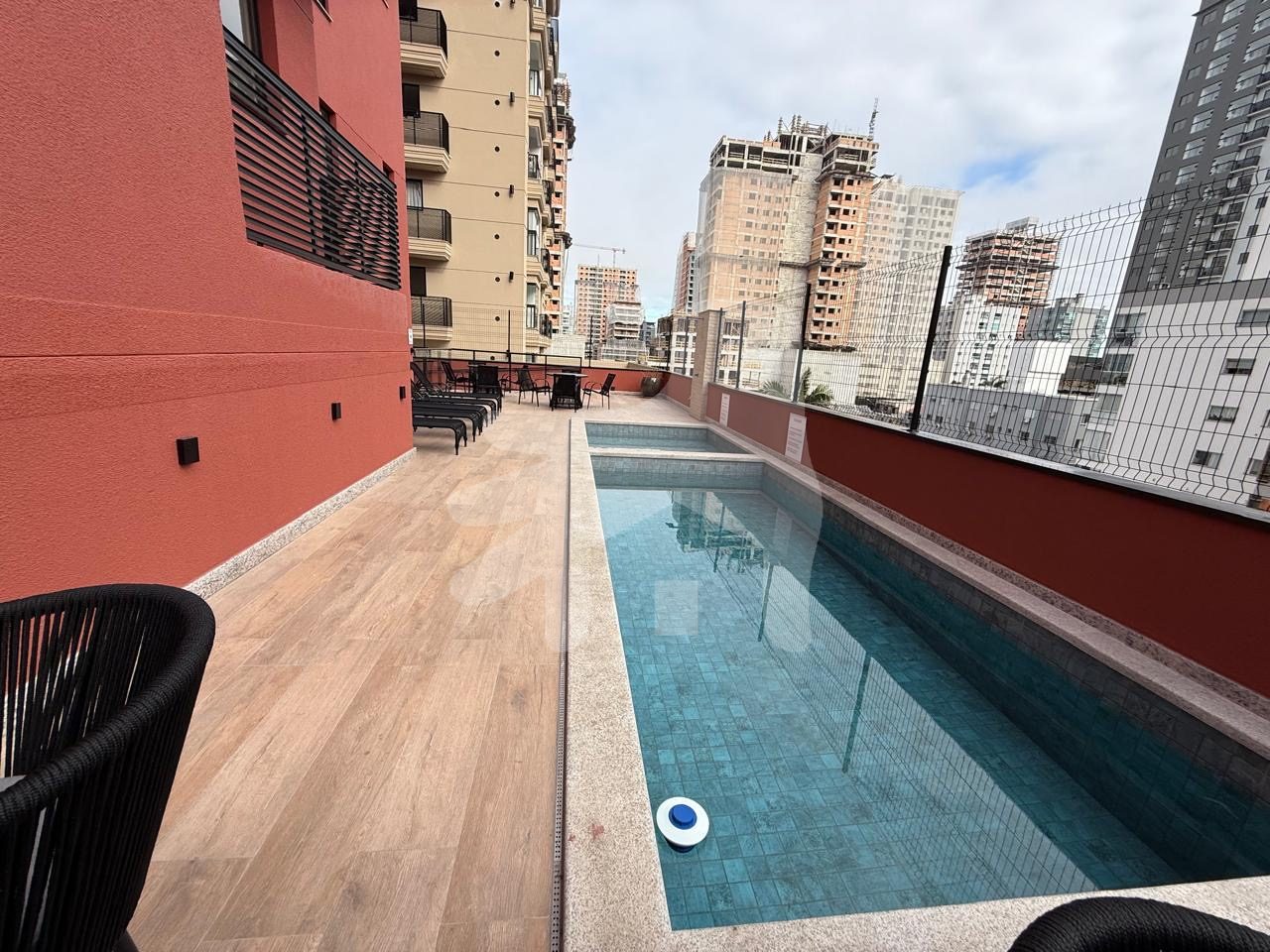 Apartamento novo mobiliado (frente rua e andar alto) 1 suíte + 02 dormitórios