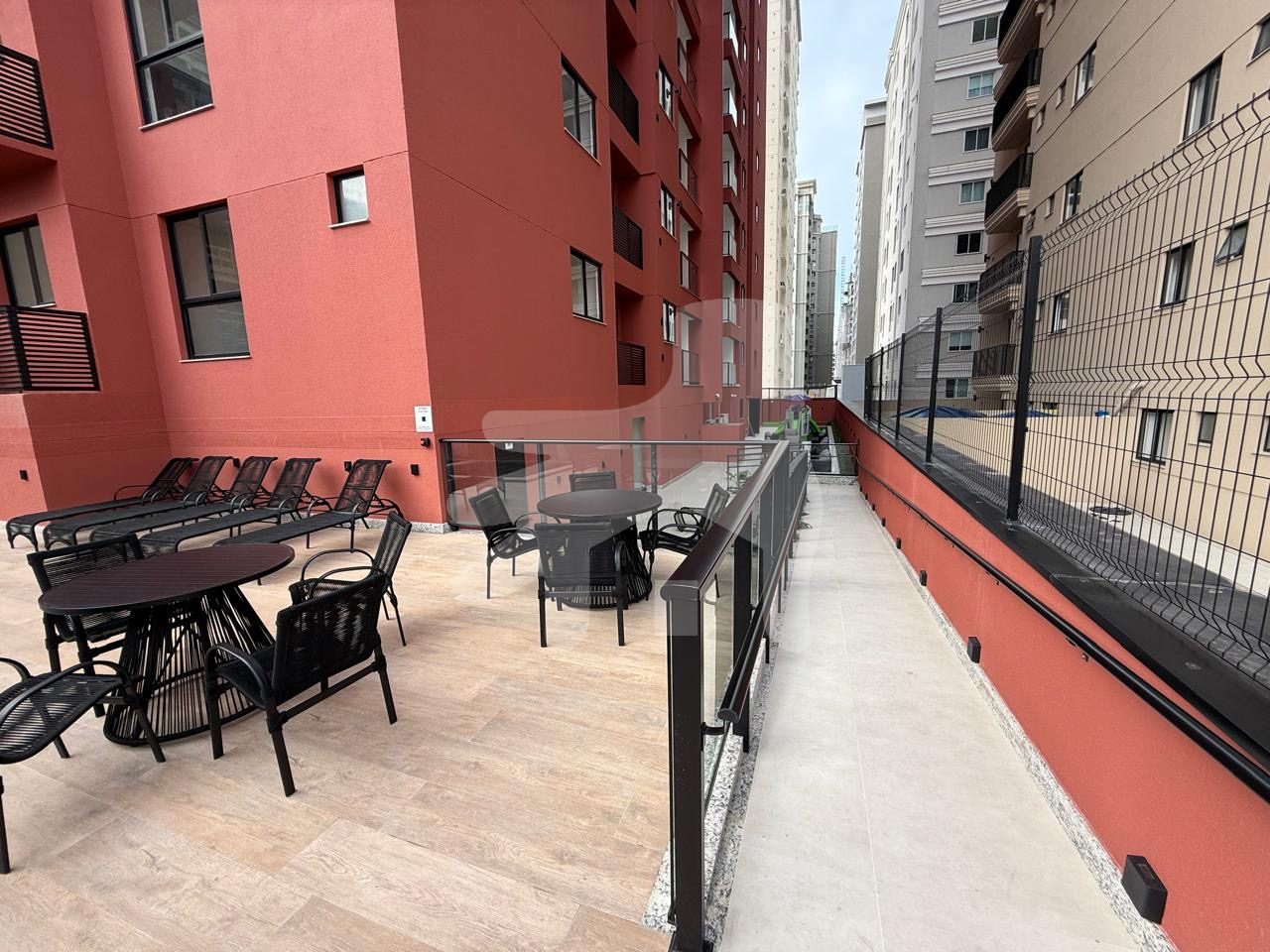 Apartamento novo mobiliado (frente rua e andar alto) 1 suíte + 02 dormitórios