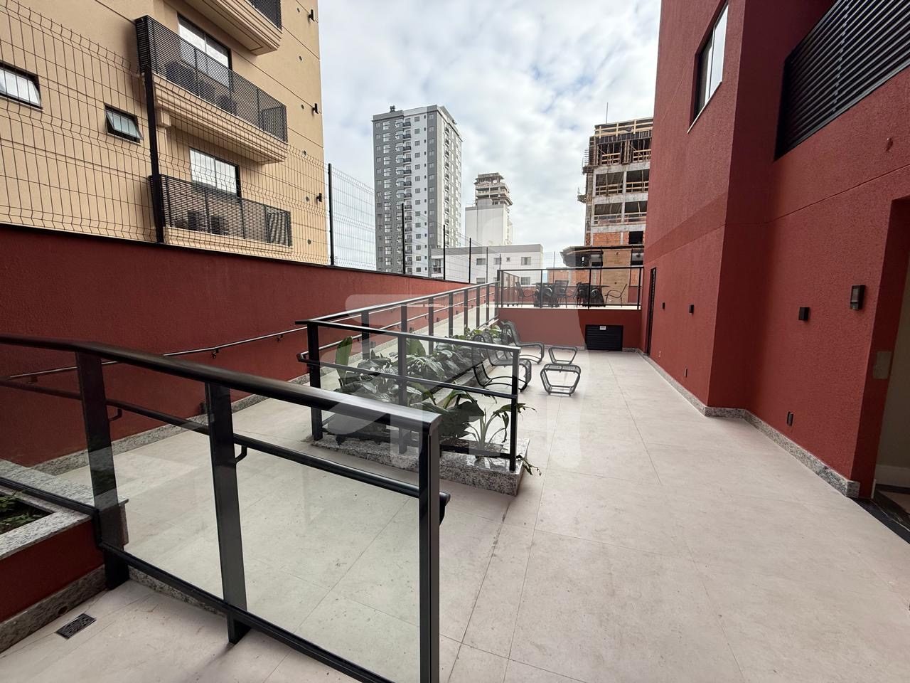 Apartamento novo mobiliado (frente rua e andar alto) 1 suíte + 02 dormitórios