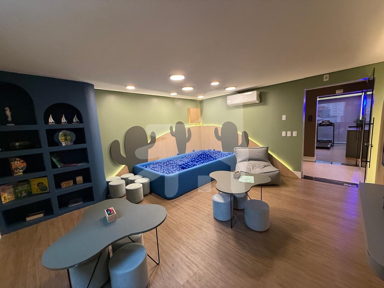 Apartamento novo mobiliado (frente rua e andar alto) 1 suíte + 02 dormitórios
