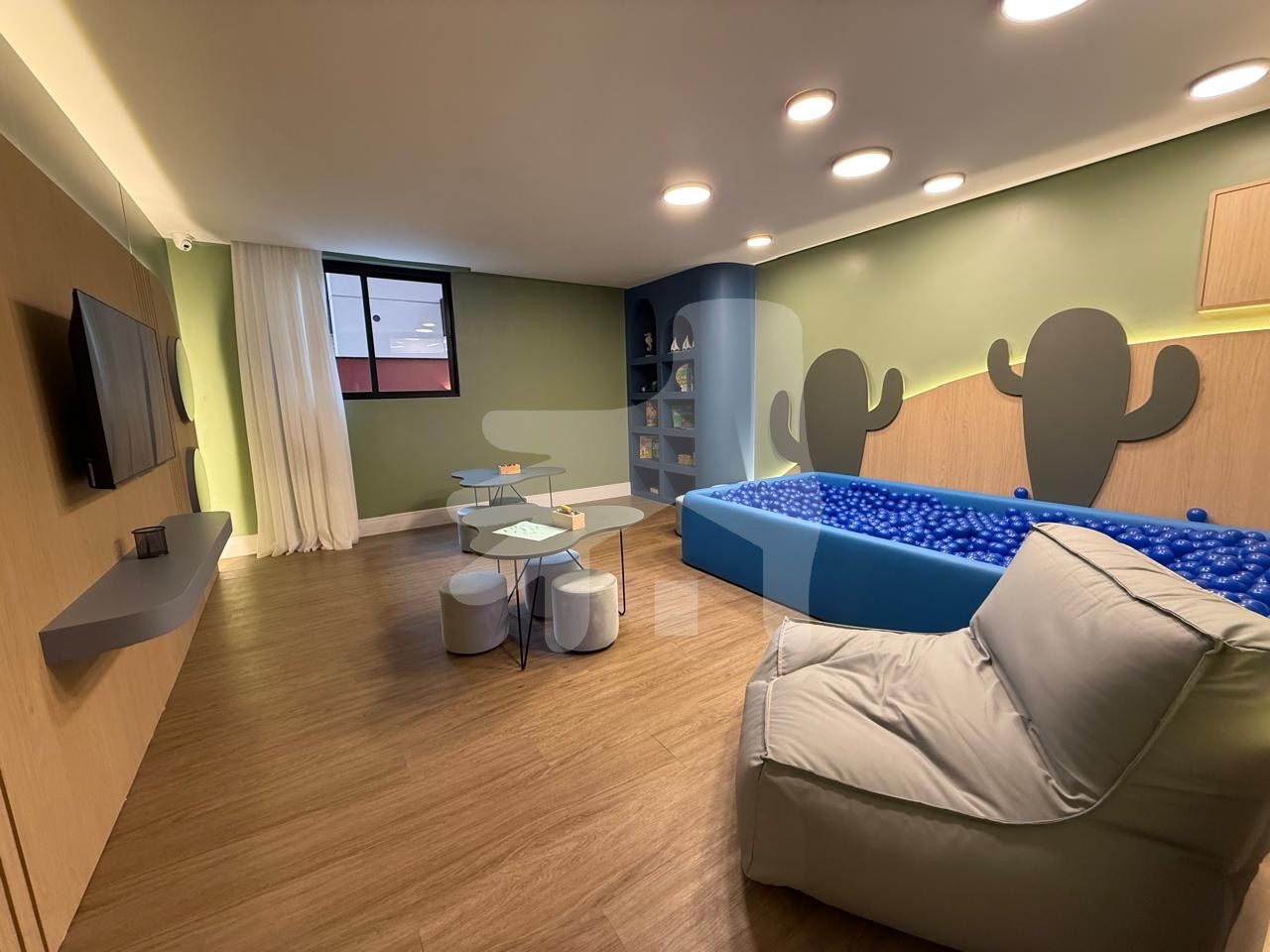 Apartamento novo mobiliado (frente rua e andar alto) 1 suíte + 02 dormitórios