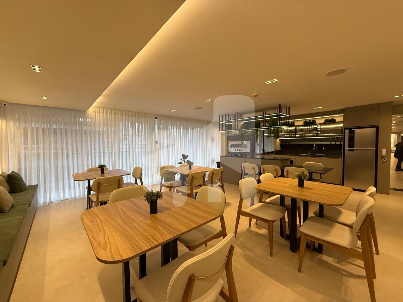 Apartamento novo mobiliado (frente rua e andar alto) 1 suíte + 02 dormitórios