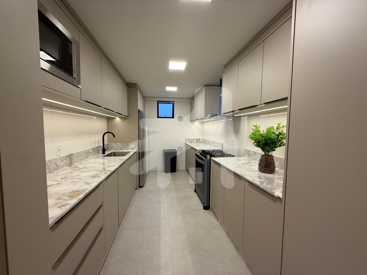 Apartamento novo mobiliado (frente rua e andar alto) 1 suíte + 02 dormitórios
